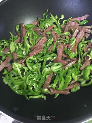 干切牛肉炒青椒的做法步骤：3