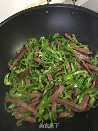 干切牛肉炒青椒的做法步骤：4