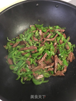 干切牛肉炒青椒的做法步骤：5
