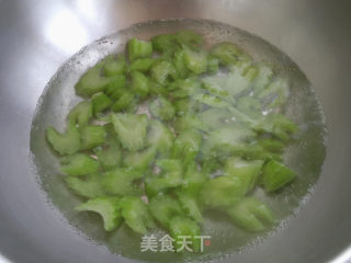 百合炒西芹的做法步骤：3