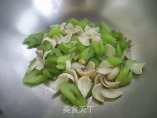 百合炒西芹的做法步骤：6