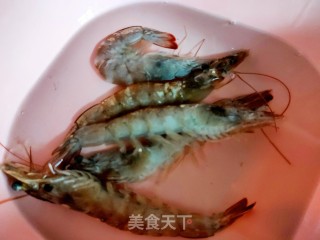 砂锅番茄土豆虾的做法步骤：1