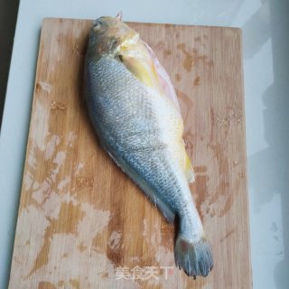 酱烧黄花鱼的做法步骤：1