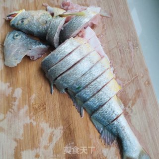 酱烧黄花鱼的做法步骤：2