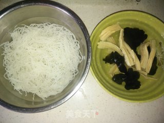 木耳青菜炒米粉的做法步骤：1