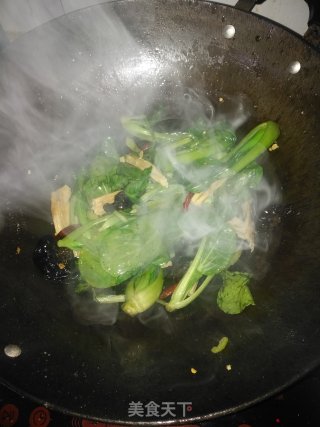 木耳青菜炒米粉的做法步骤：7