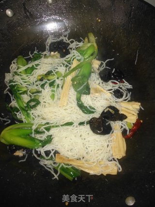 木耳青菜炒米粉的做法步骤：8