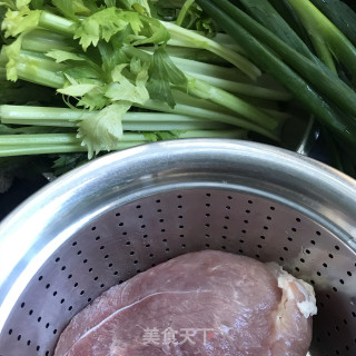 芹菜鲜肉饺子的做法步骤：1