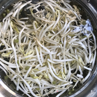菠菜拌小豆芽的做法步骤：1