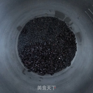 红枣三黑米糊的做法步骤：2