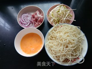 豆芽炒热干面的做法步骤：1