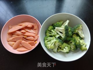 西蓝花炒火腿肠的做法步骤：1