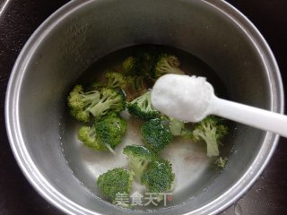 西蓝花炒火腿肠的做法步骤：2