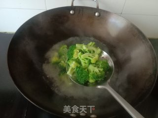西蓝花炒火腿肠的做法步骤：6