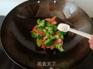 西蓝花炒火腿肠的做法步骤：8