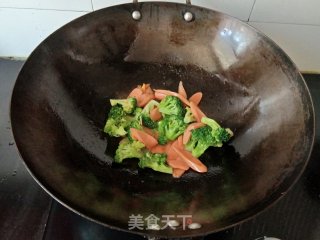 西蓝花炒火腿肠的做法步骤：9
