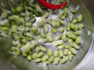 毛豆炒熏肠的做法步骤：1
