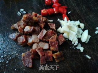 毛豆炒熏肠的做法步骤：2