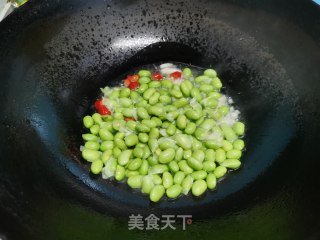 毛豆炒熏肠的做法步骤：4