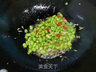 毛豆炒熏肠的做法步骤：6