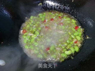 毛豆炒熏肠的做法步骤：7