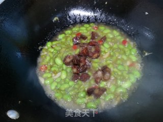 毛豆炒熏肠的做法步骤：8