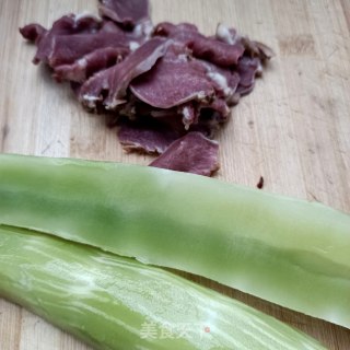 腊猪舌炒莴笋的做法步骤：2