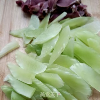 腊猪舌炒莴笋的做法步骤：3