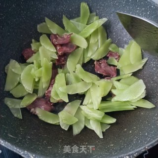 腊猪舌炒莴笋的做法步骤：8