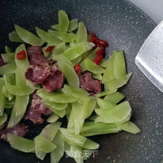 腊猪舌炒莴笋的做法步骤：9