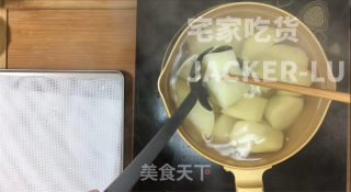 超香脆黄油烤薯角，奶香味十足，外壳酥脆，内里绵软有层次！的做法步骤：3