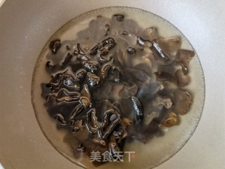 洋葱木耳拌豆腐皮的做法步骤：1
