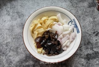 洋葱木耳拌豆腐皮的做法步骤：5