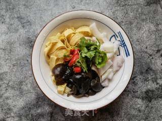 洋葱木耳拌豆腐皮的做法步骤：7