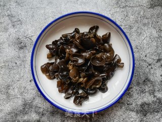 荆芥拌木耳的做法步骤：2