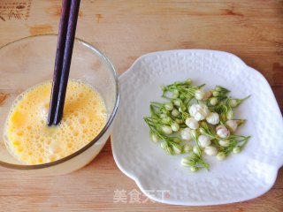 茉莉花炒鸡蛋的做法步骤：2