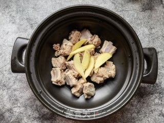 冬瓜白菌排骨汤的做法步骤：9