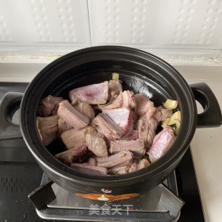 白萝卜烧羊肉的做法步骤：1