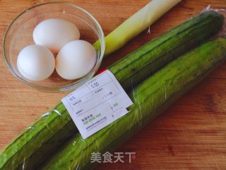 丝瓜炒鸡蛋的做法步骤：1