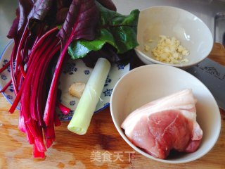 红甜菜叶炒肉的做法步骤：1