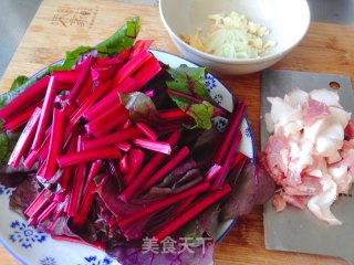 红甜菜叶炒肉的做法步骤：2