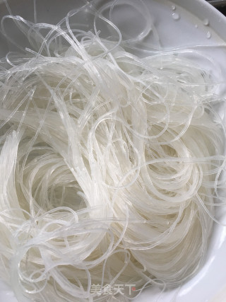 蒜蓉粉丝蒸鲍鱼的做法步骤：1