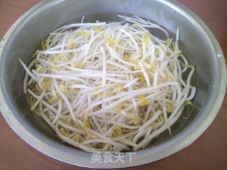 豆芽菜炒韭菜的做法步骤：1