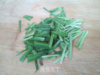豆芽菜炒韭菜的做法步骤：2