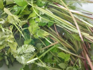 山芹菜炒肉的做法步骤：1
