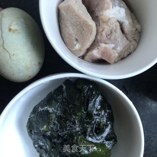 裙带菜皮蛋牛肉粥的做法步骤：1