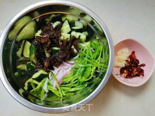 黄瓜拌木耳的做法步骤：1