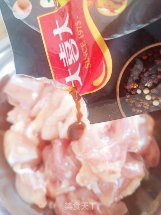 杏鲍菇炒鸡丁的做法步骤：2