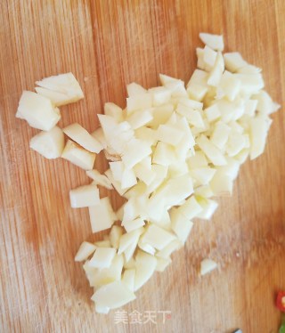 杏鲍菇炒鸡丁的做法步骤：9
