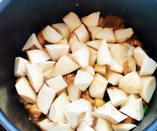 杏鲍菇炒鸡丁的做法步骤：13
